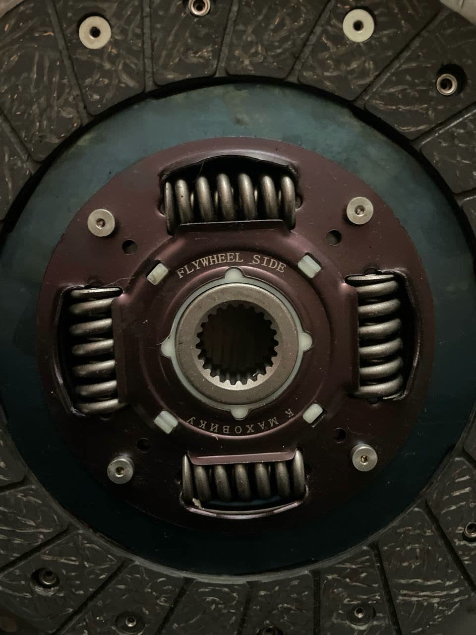 Clutch disc with a Cyrillic "К МАХОВИКУ" (flywheel side) marking and a brand mark
