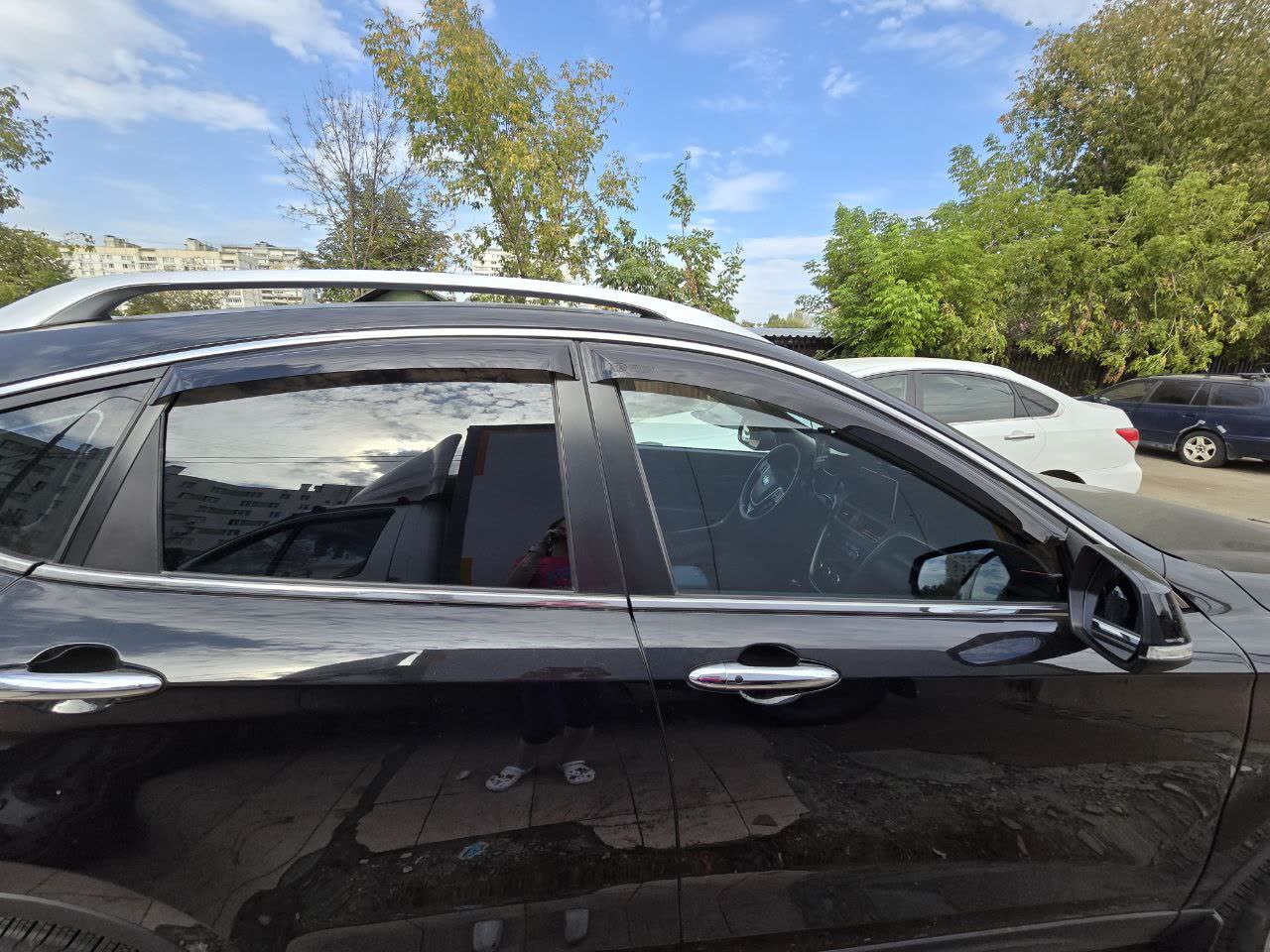 Photo of installed window deflector on the passenger side