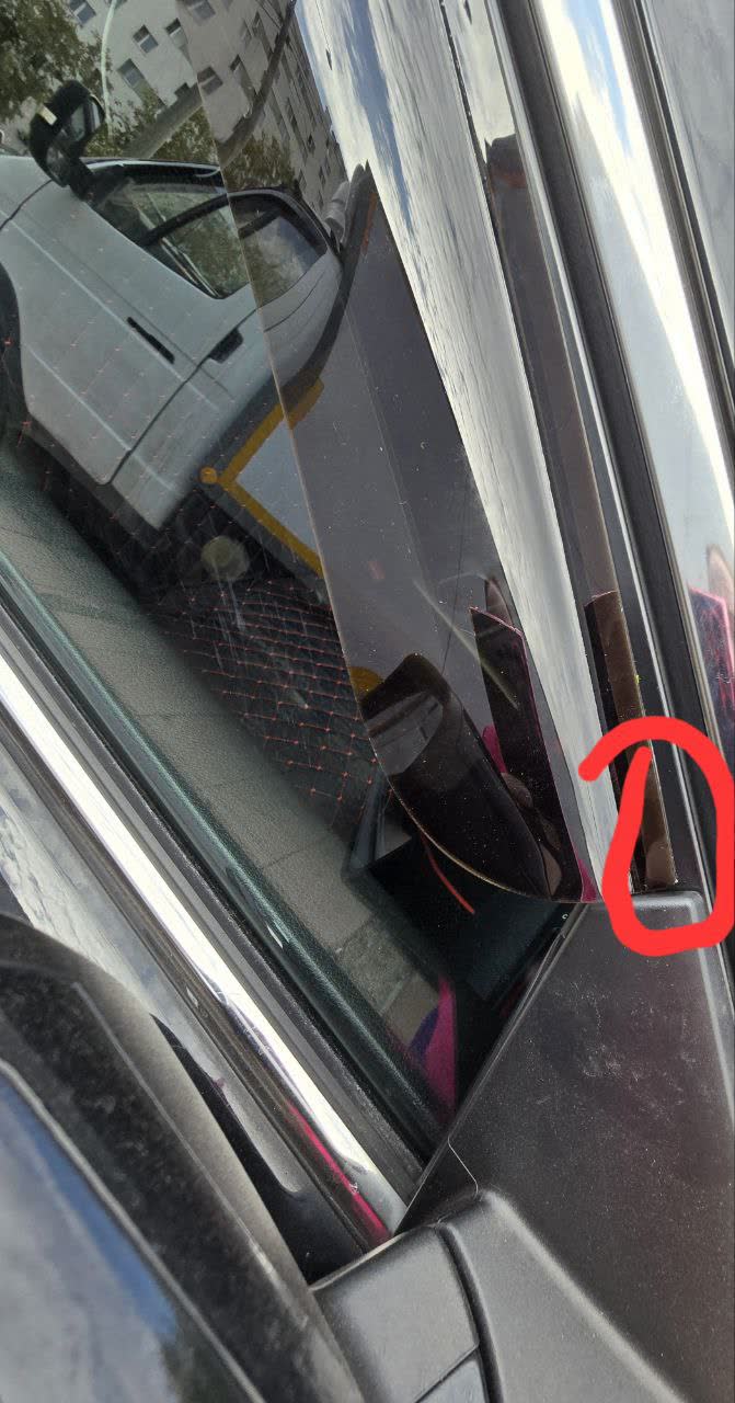 Close-up photo of the deflector fitment at the window seam
