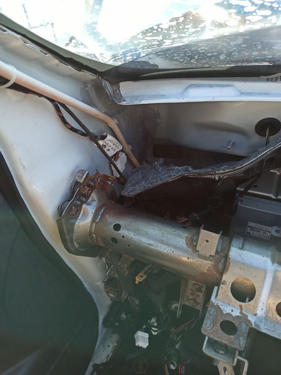 Photo showing water leak location under the fender with the uncovered technical hole