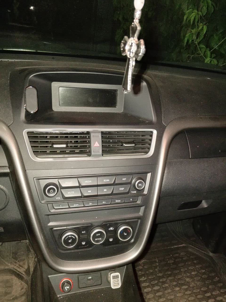 Monochrome radio display unit from a pre-restyling X80 — AM/FM only, no Bluetooth/aux/backup-camera support
