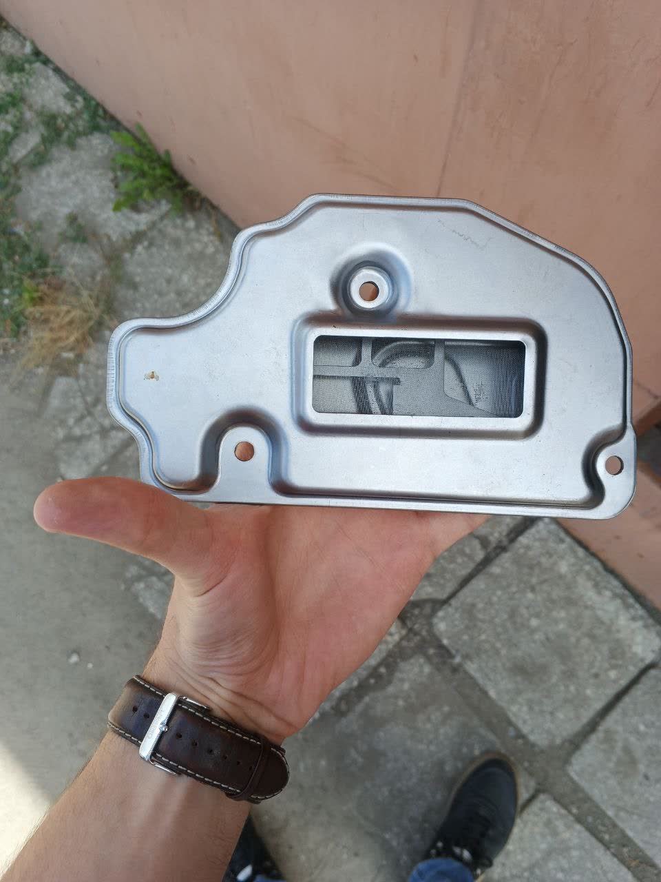 Photo of air filter that does not fit X80 due to different mounting shape