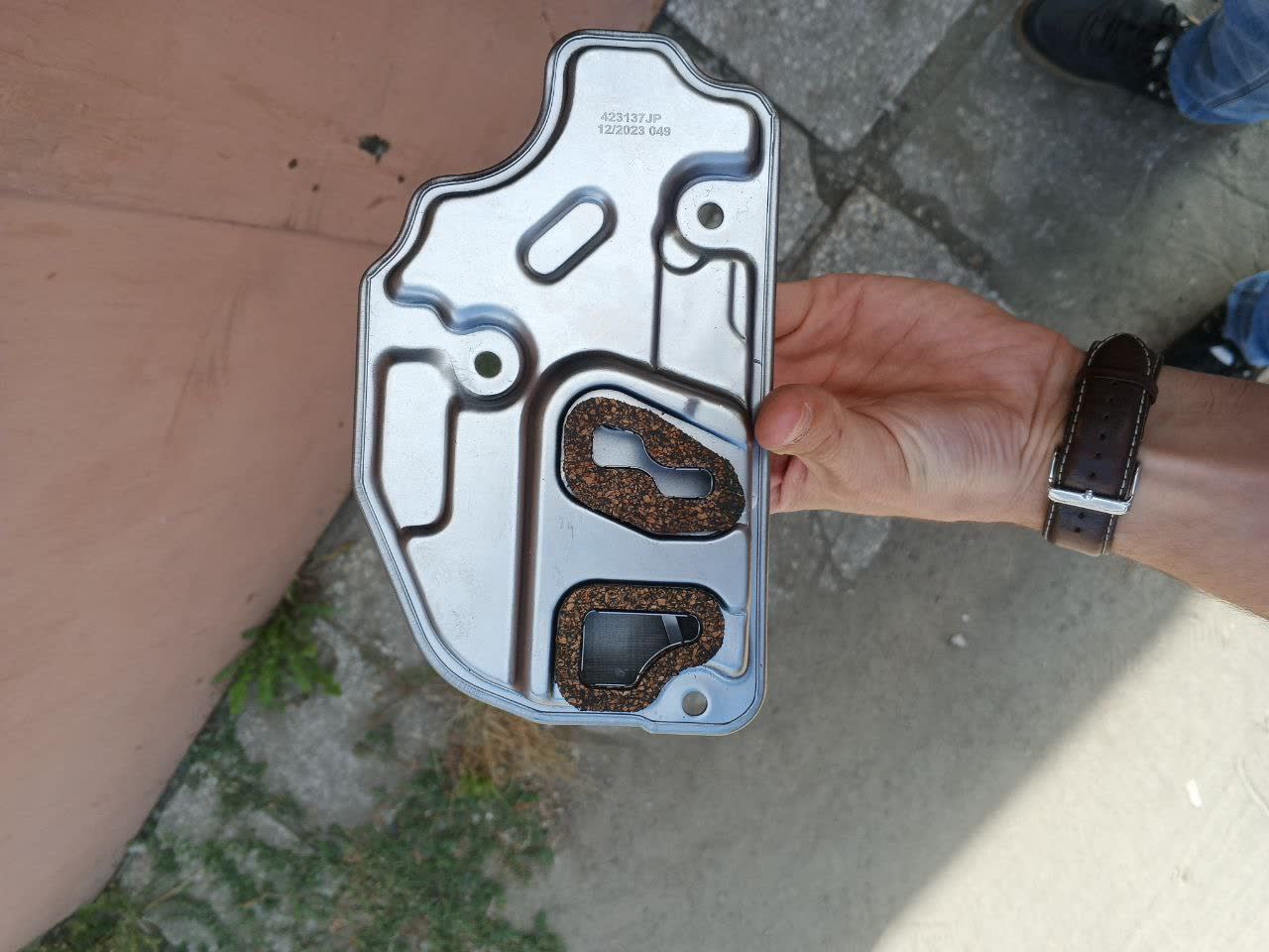 Photo of air filter that does not fit X80 due to different mounting shape