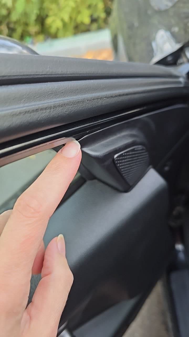 Door panel clip mechanism and mounting points