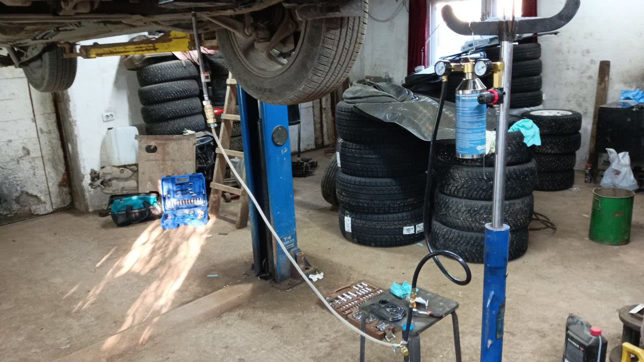 Dropper-bottle method used for precise top-up refill through the bottom drain plug