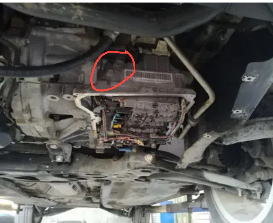Circled area on FAW B50 transmission showing the front-facing, easier-to-access filler bolt