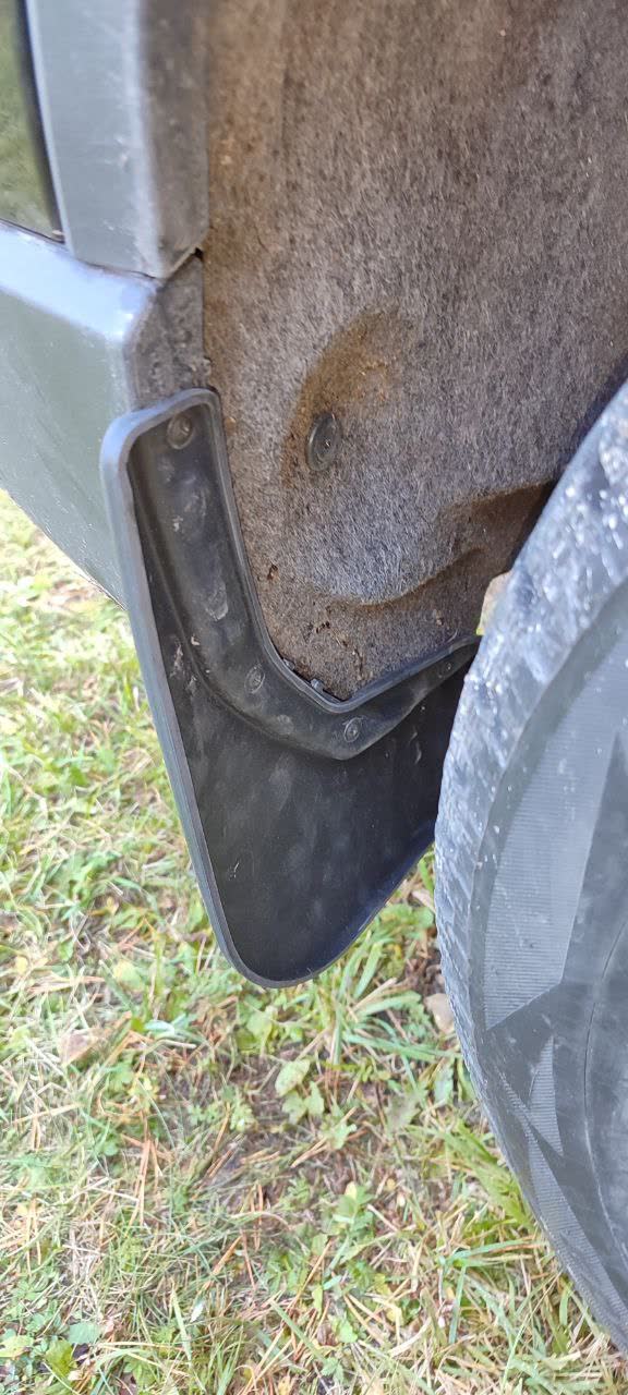 Additional angle of splashguard installation