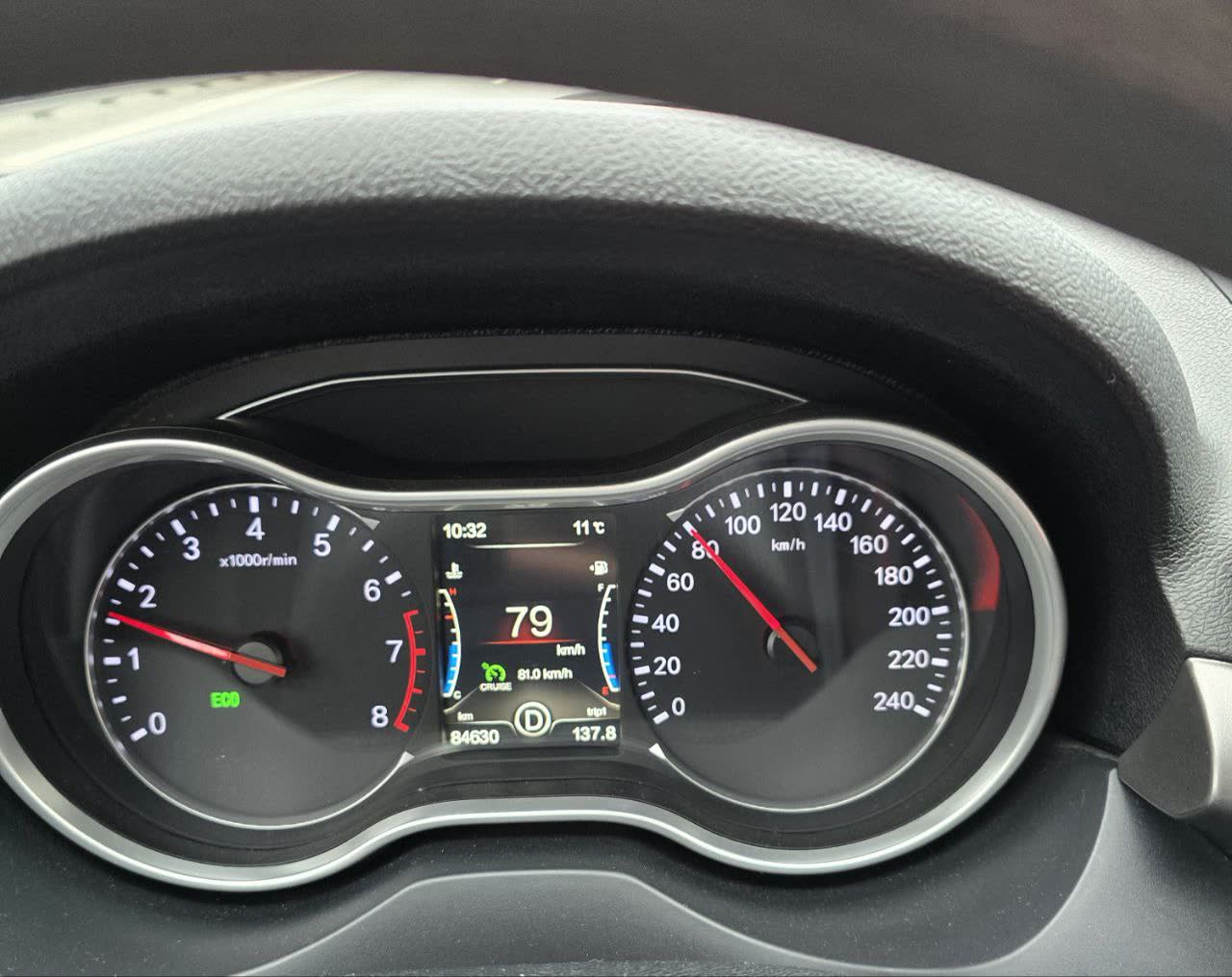 Dashboard fuel consumption display after 4 months of ownership, referenced alongside a cruise-control highway test