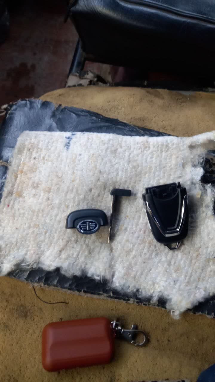 Key fob showing the slot location for opening the case