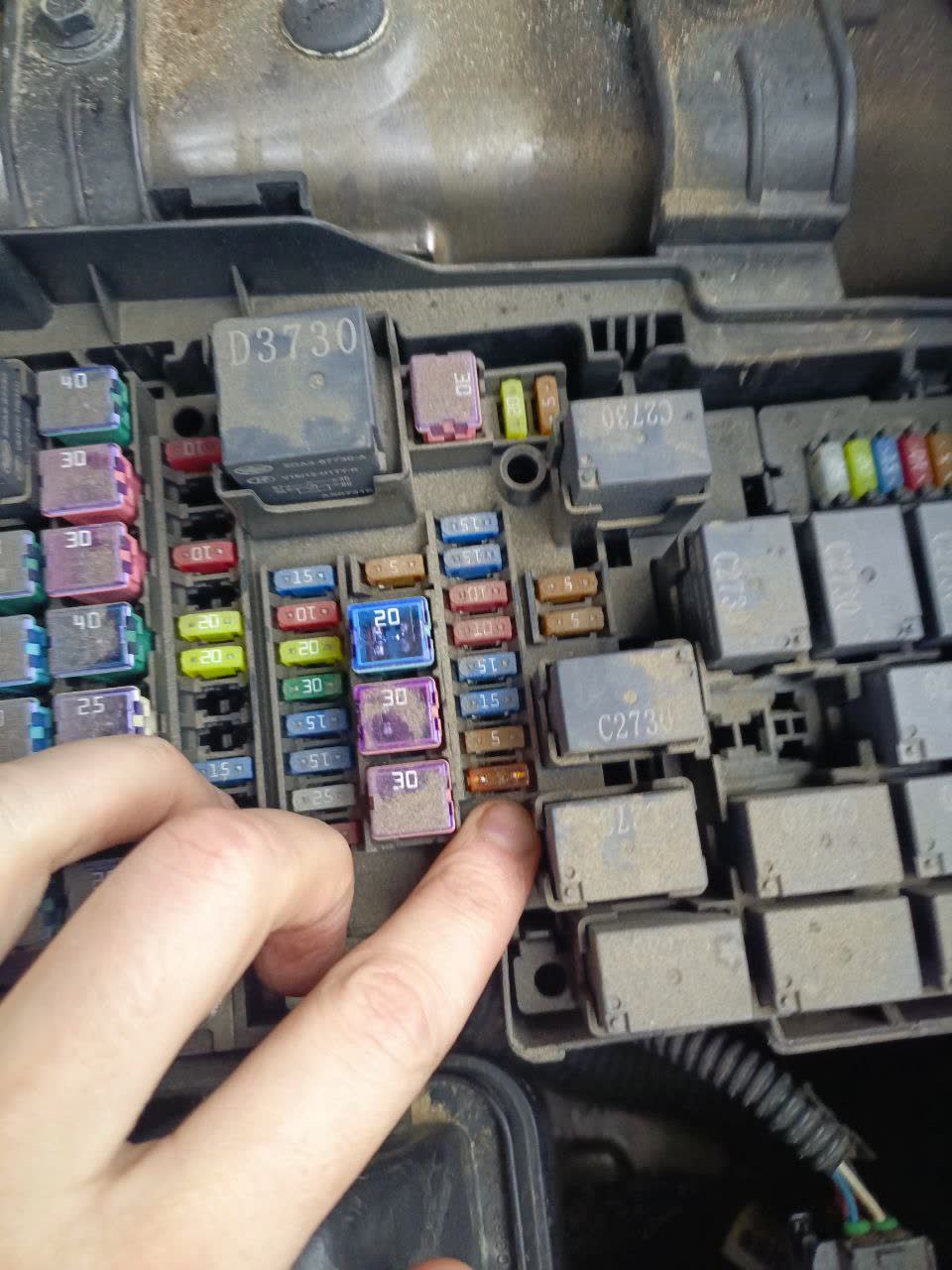 Fuse block photo showing a blown 5A (pink/red) fuse alongside spare blue fuses, with the D3730 relay and various colored fuses visible