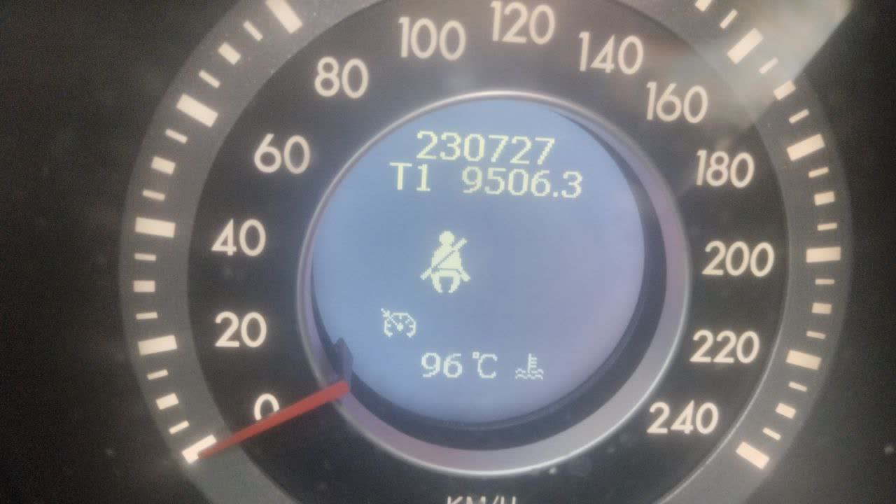 Digital dashboard temperature display photographed after 40 minutes idling on a pre-facelift model, showing temperature stabilized below 100°C — evidence the air-pocket/fan fix held