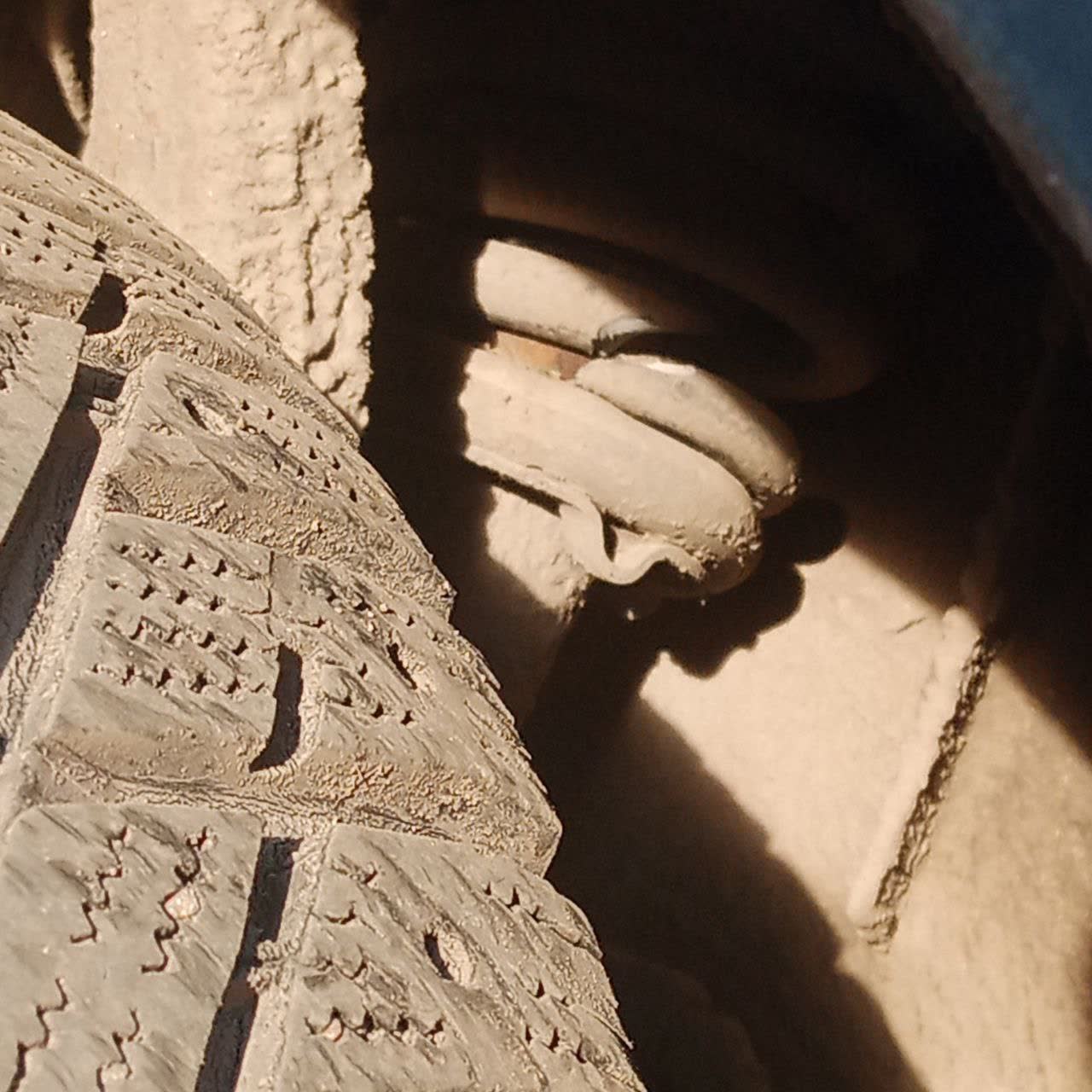 Front suspension spring with visible failure/break line on the coil