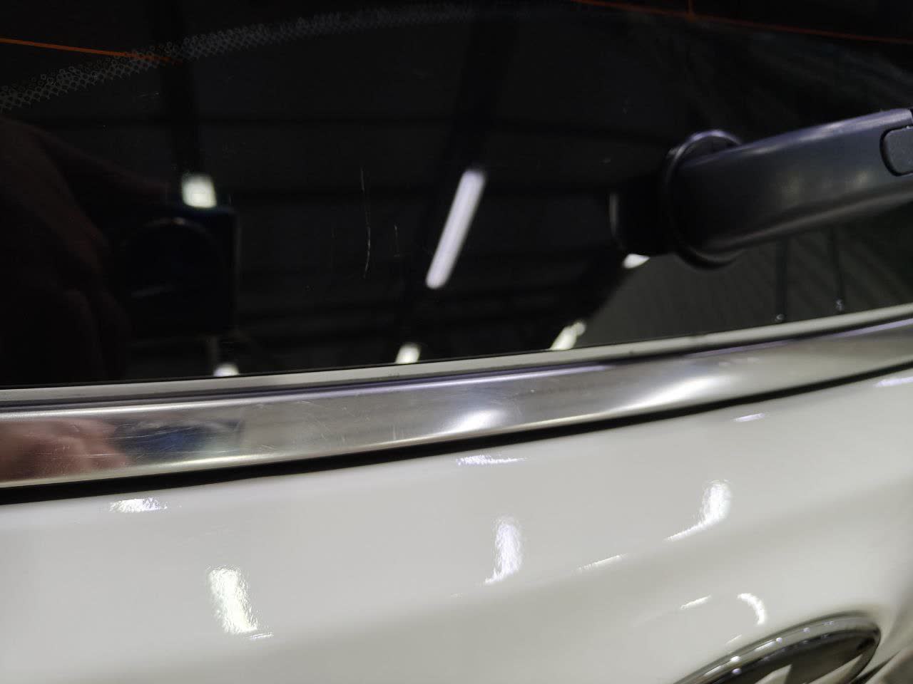 Trunk lid molding gap shown from multiple vehicles, showing similar ~5mm spacing