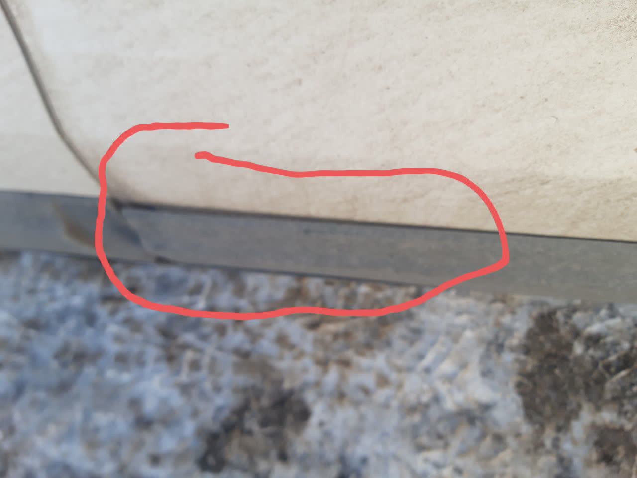 User photo asking about molding clip condition/replacement method