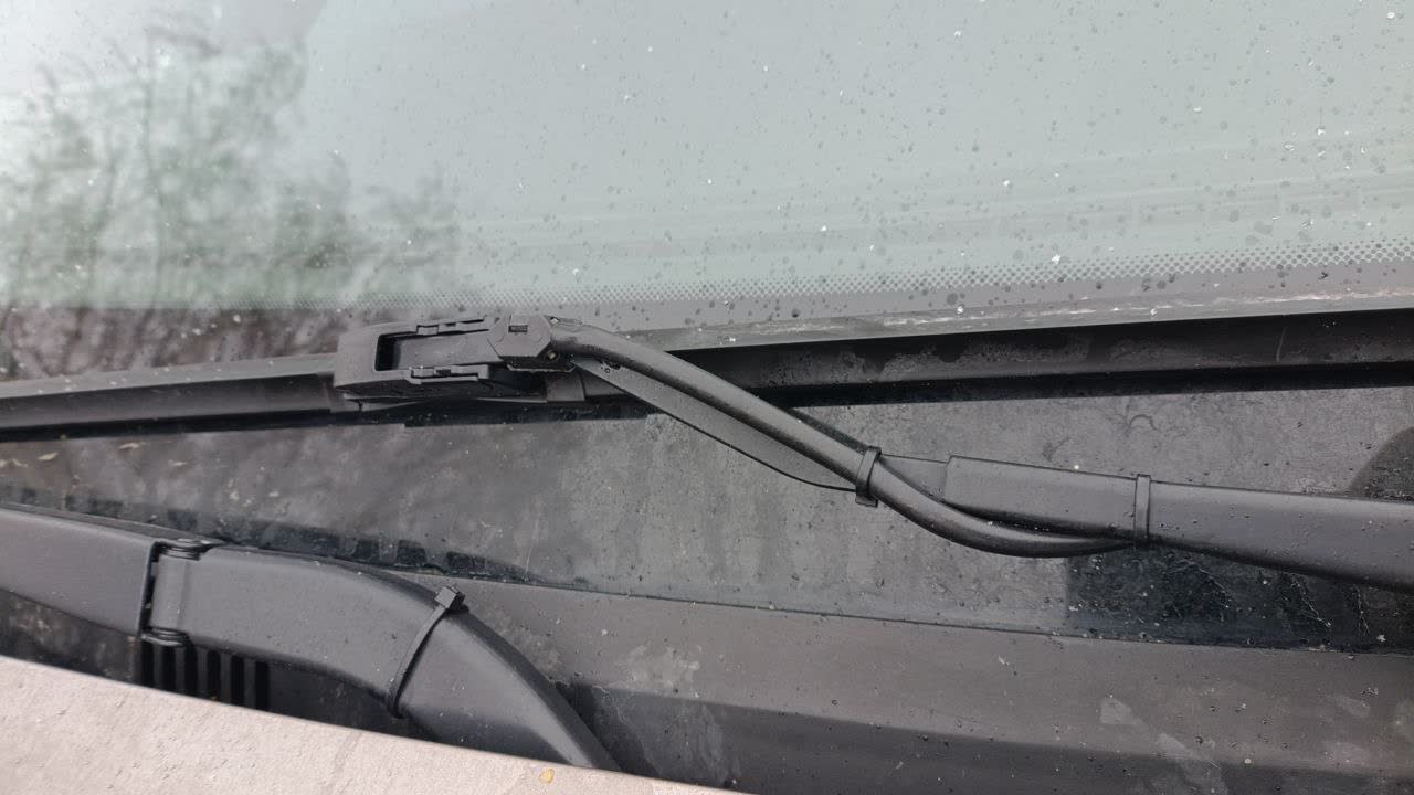 Photo and video showing 4-way guide tubes installed on the windshield, demonstrating spray-pattern distribution across the entire windshield width