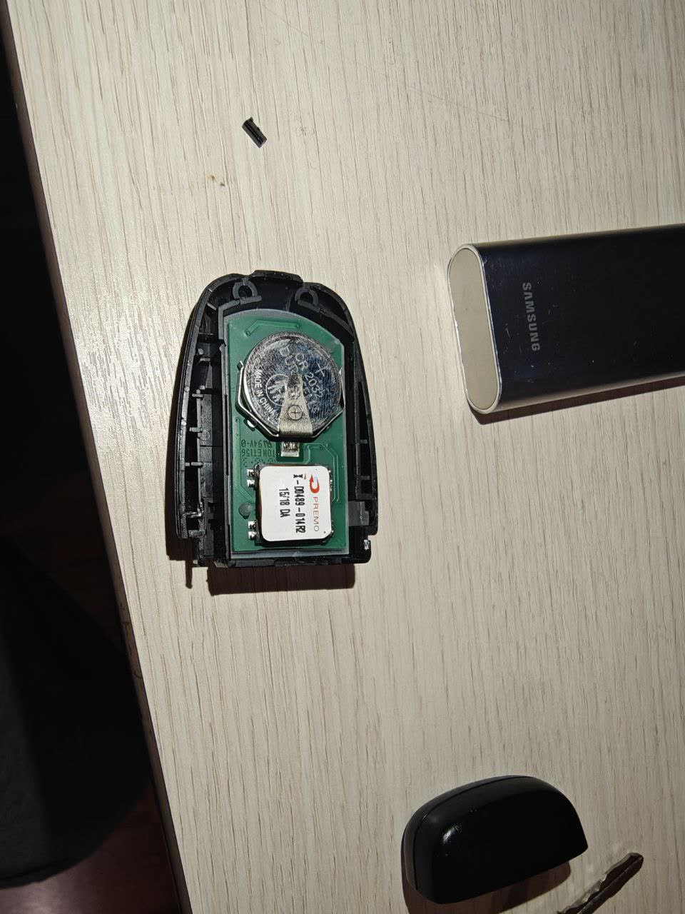 Key battery compartment for the AKPP push-button-start trim