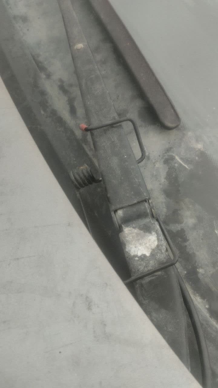 Auxiliary spring device with wire bracket and mounting hook, clipped onto the wiper-arm bracket to increase blade clamping force
