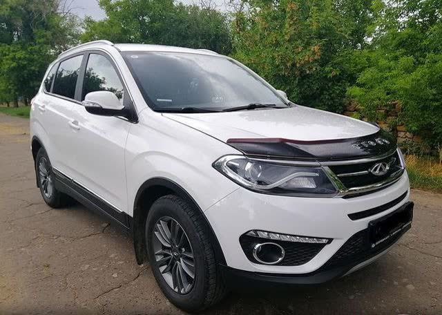 Comparison photo of the FAW X80 alongside a Chery Tiggo 5, referenced in the used-car buying discussion