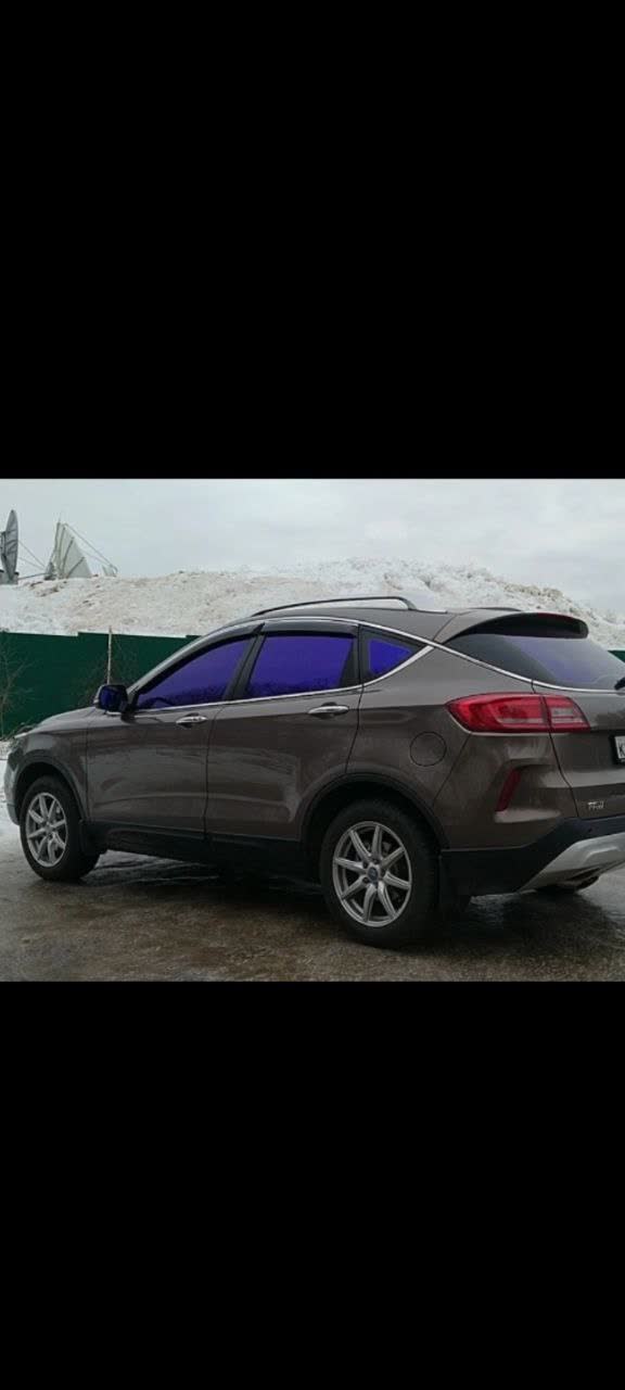 Photo of the chameleon-coated rear glass in different lighting