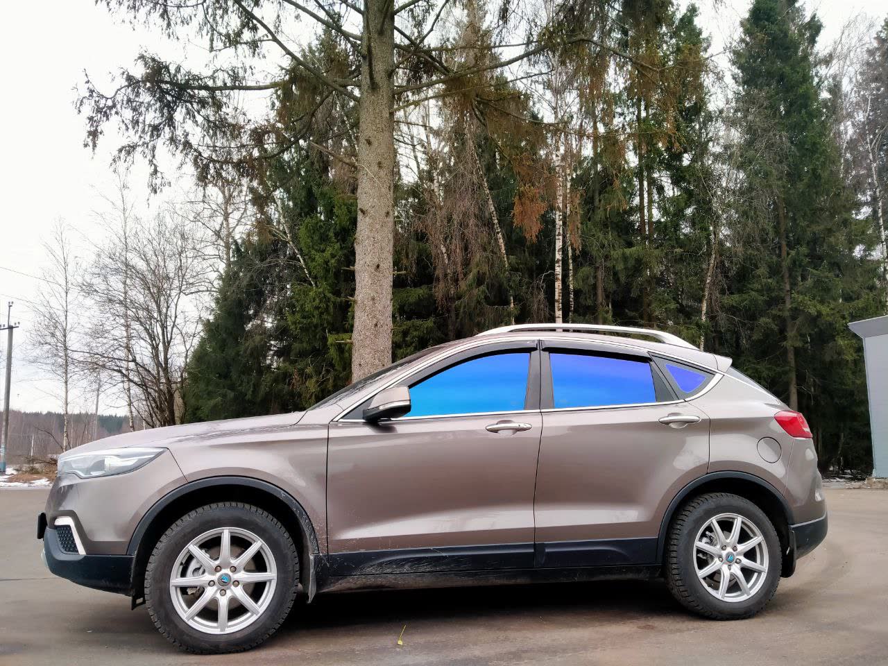 Photo of the chameleon-coated tailgate glass showing color-shift iridescence