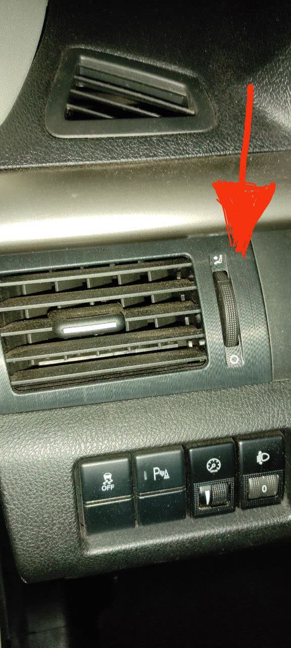 Manual/semi-auto deflector controls on the X80 dashboard; side deflectors have adjustment wheels for partial airflow control, though users note they remain inefficient
