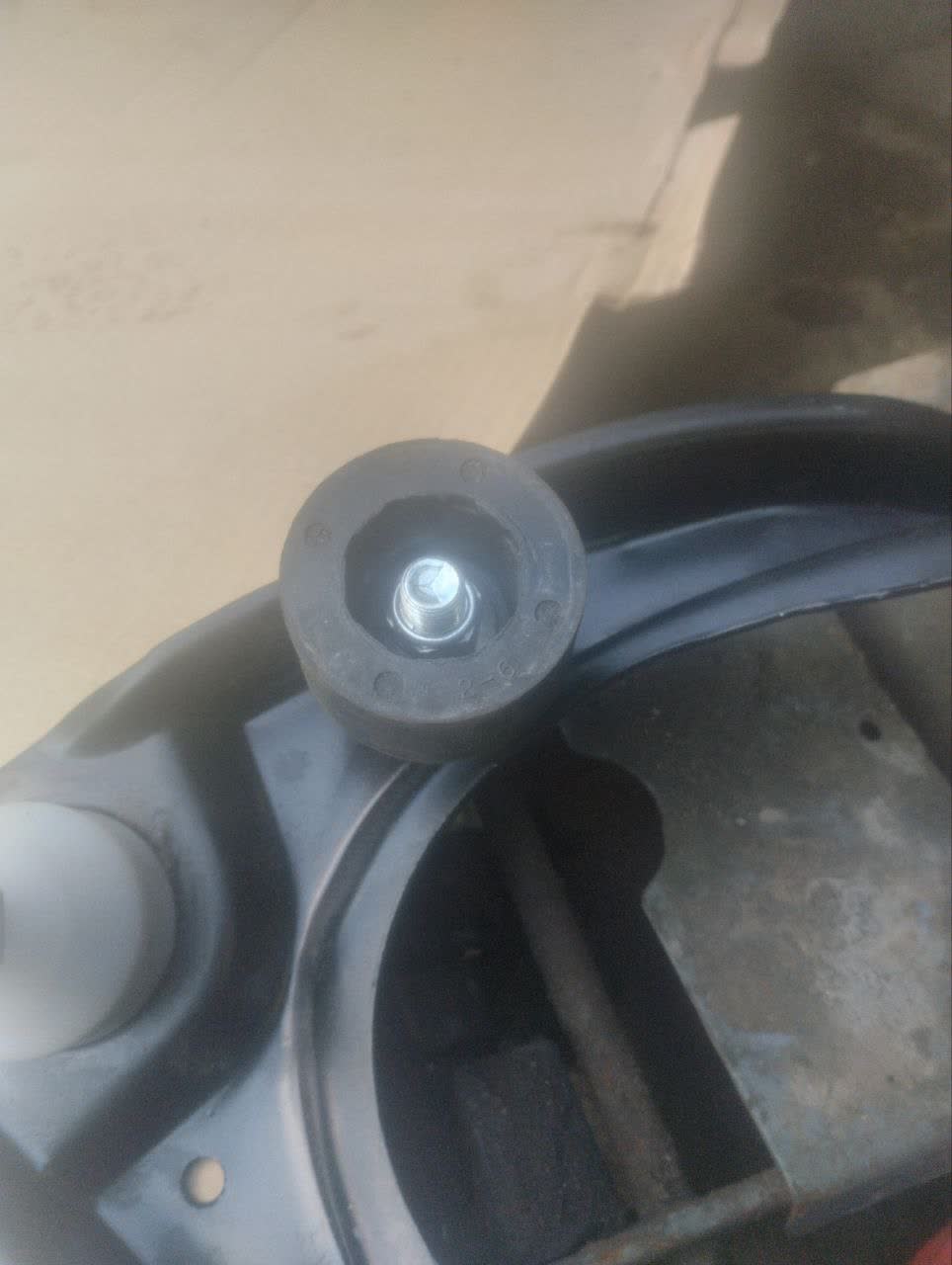 Rubber vibration damper mounted on an upper control arm
