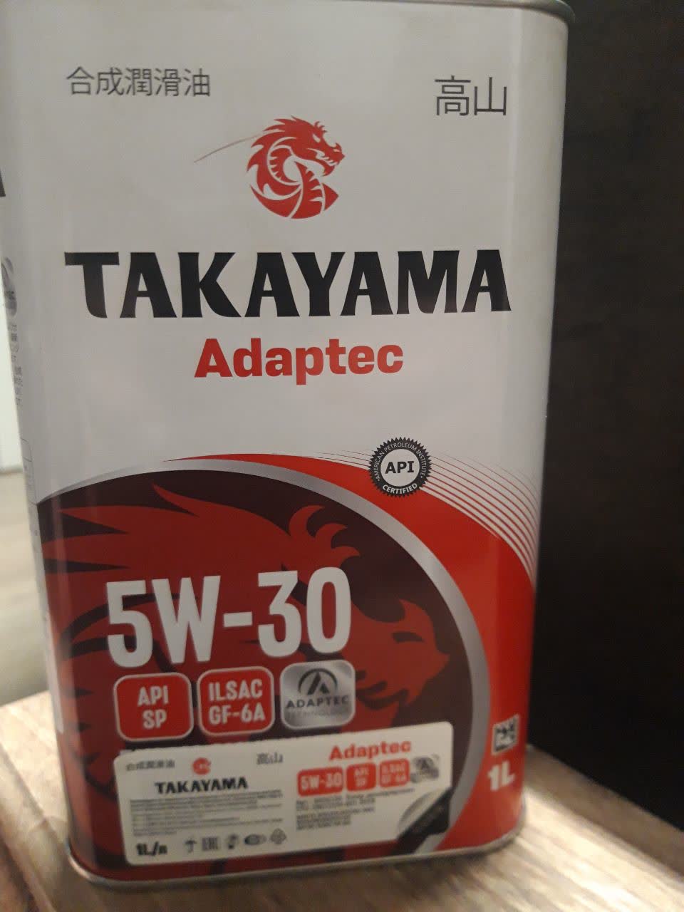 Takayama Adaptec 5W-40 oil bottle showing specifications and pricing