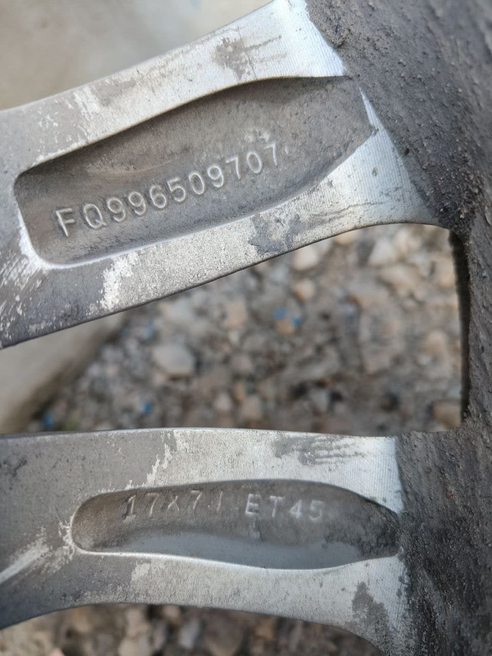 Technical specification sheet showing wheel bolt pattern 5x114.3 and tire size R17 215/60 from an official source