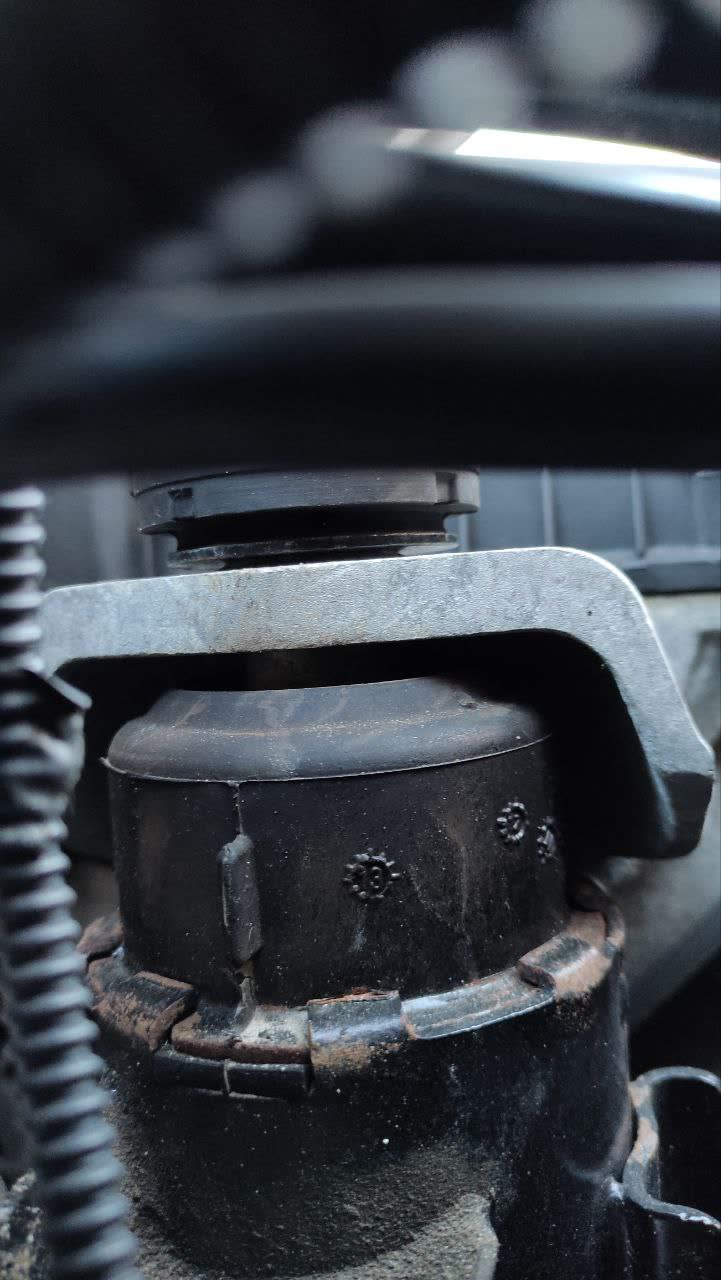 Photo referenced alongside a question about whether an engine mount cushion had sagged