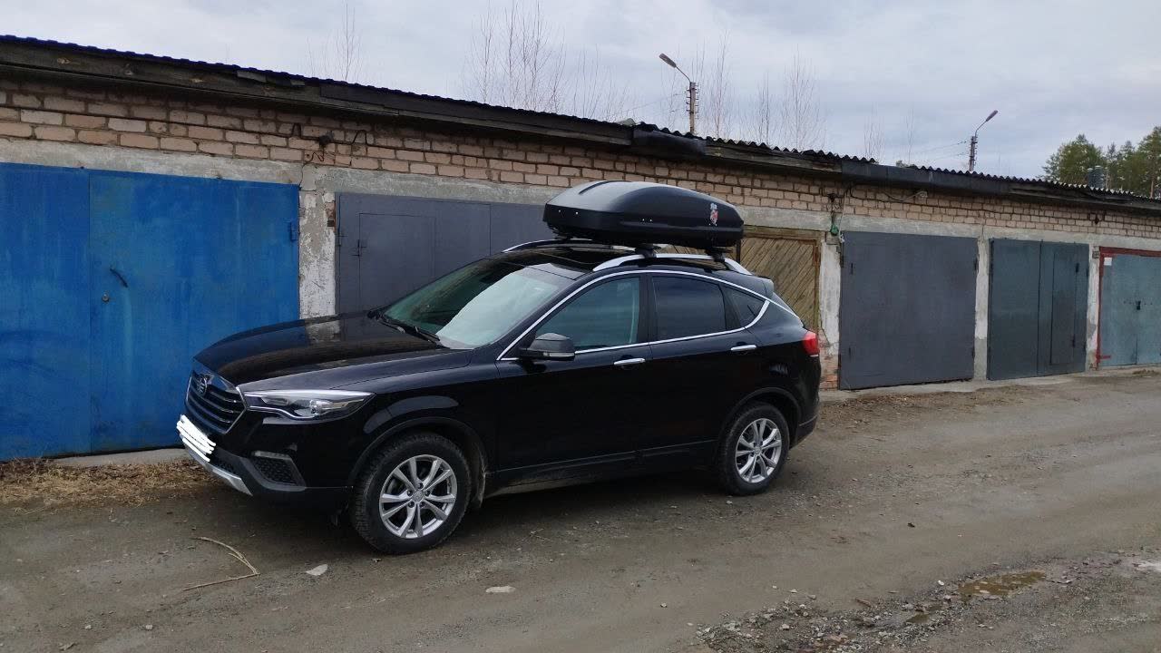 Photo of a roof rack with a cargo box installed on a restyled X80