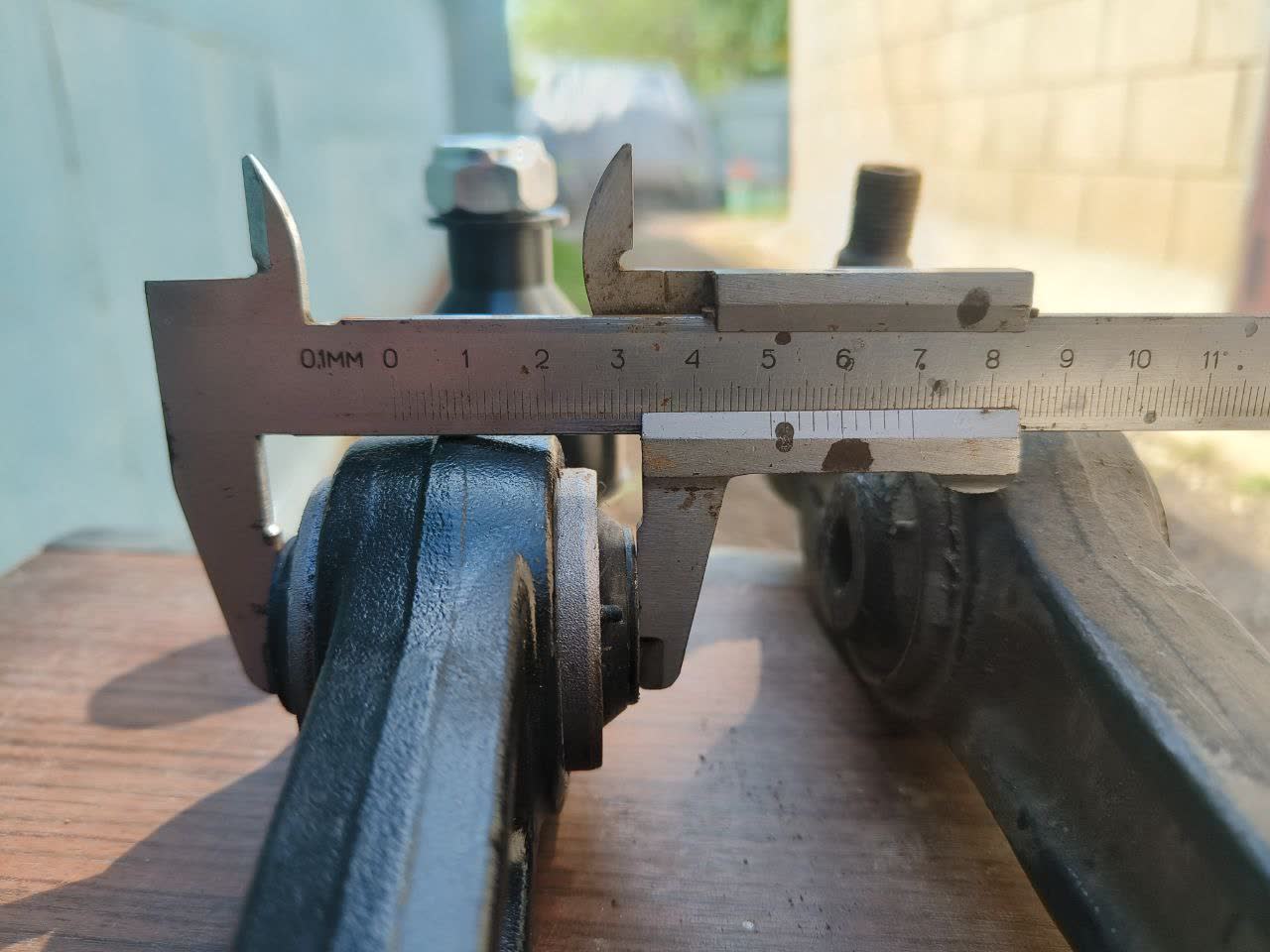 Comparison photo of Mazda 6 GG and X80 front control arm mounting points