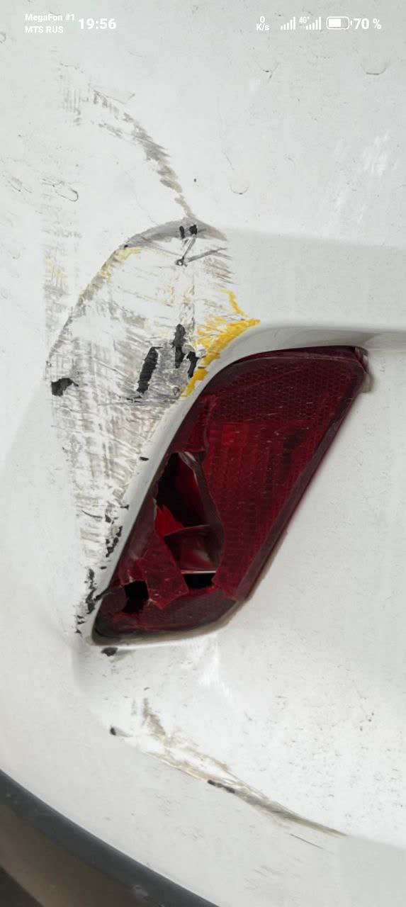 Broken rear fog light housing