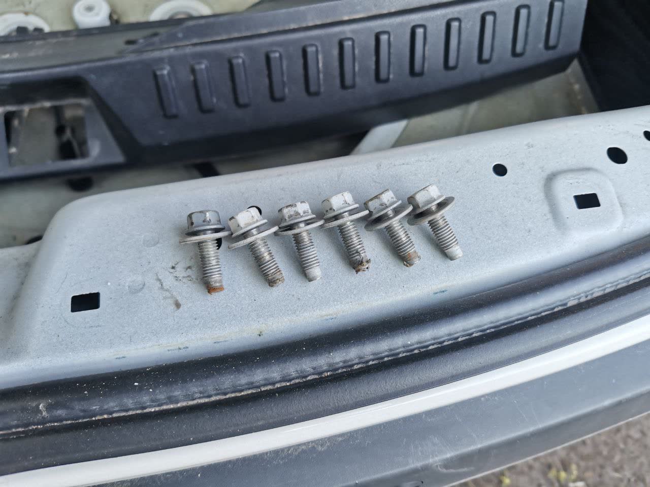 Six metal fasteners with rings/washers