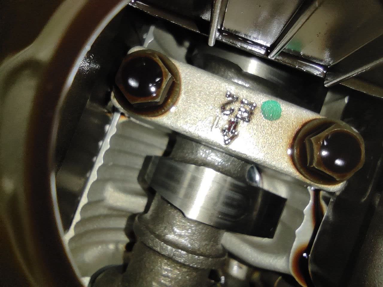 Used oil on dipstick after 6,000 km service interval on Suntec 9000 5W30, showing dark clean appearance