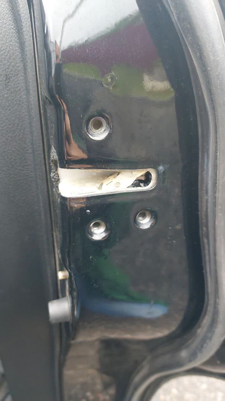 Photo of M6 fasteners with conical washers used as door lock replacement screws