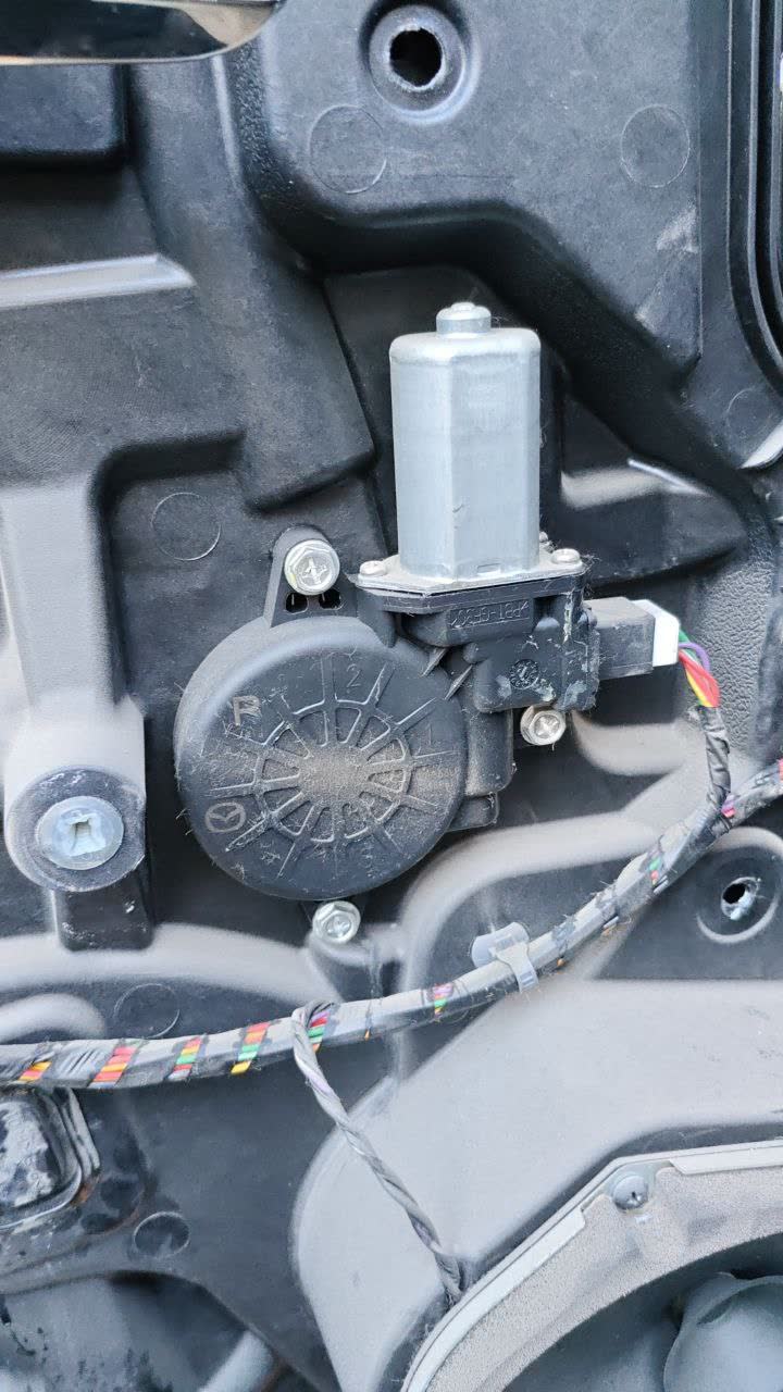 Fragile plastic teeth on the repair kit, broken after second opening attempt