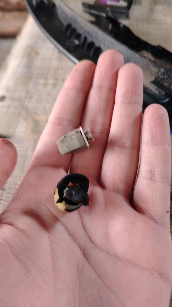 Broken arch molding clips on the X80
