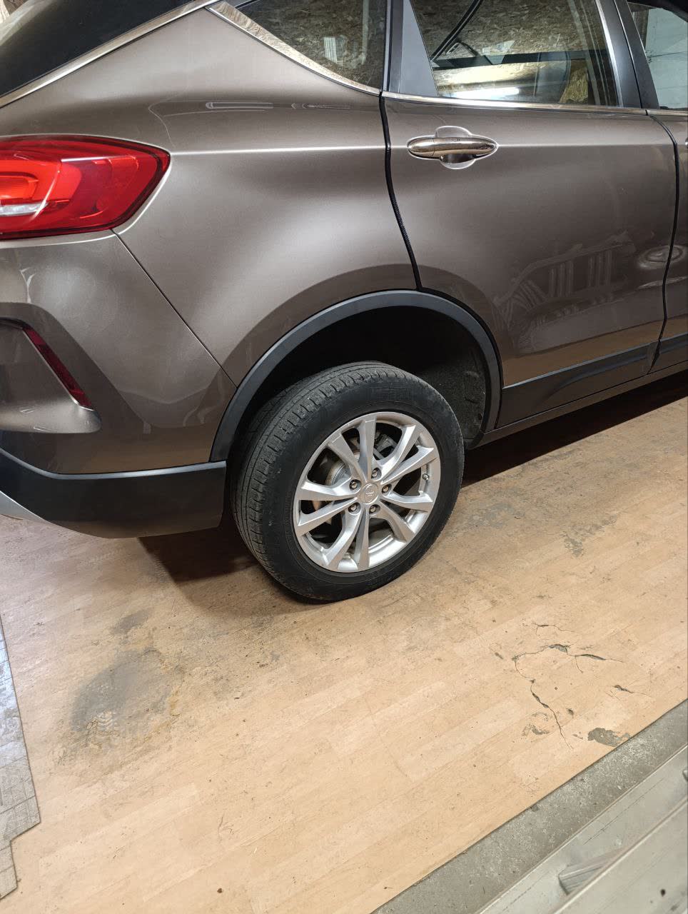 Raised rear ride height after installing the Kia Sorento spring with 3cm spacer blocks
