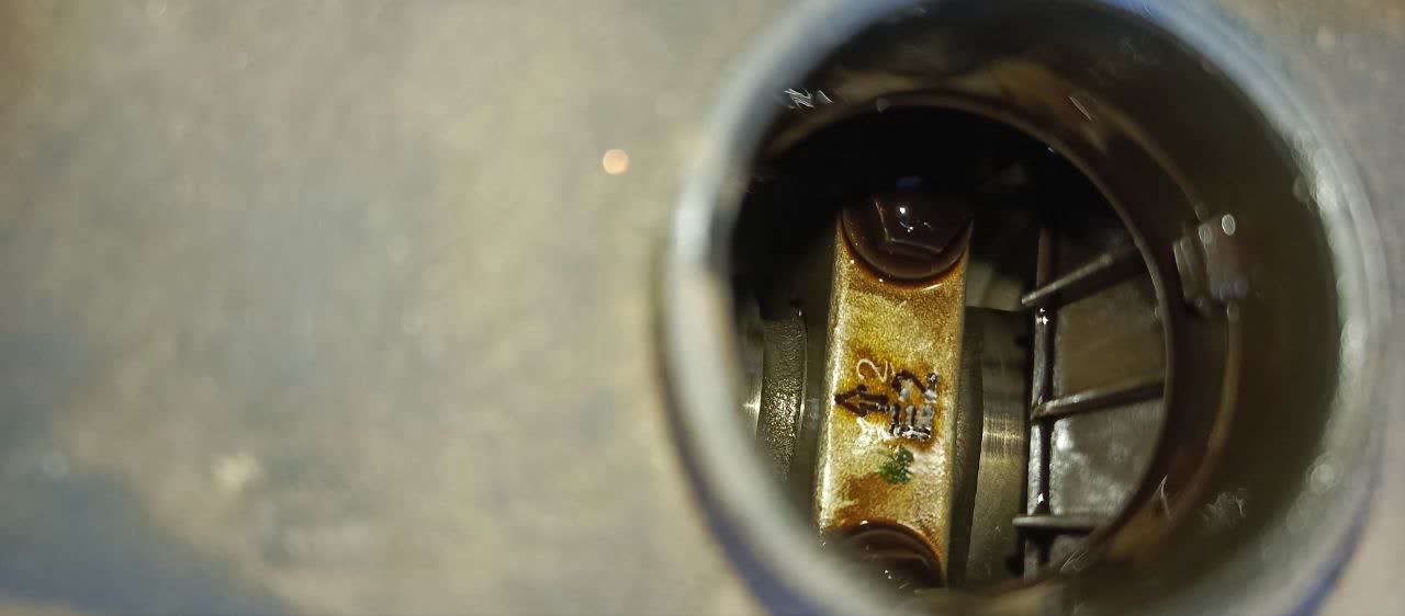 Cylinder-head surface oil-condition photo after 10,000 km on 5W-40 synthetic, at 108,500 km total mileage