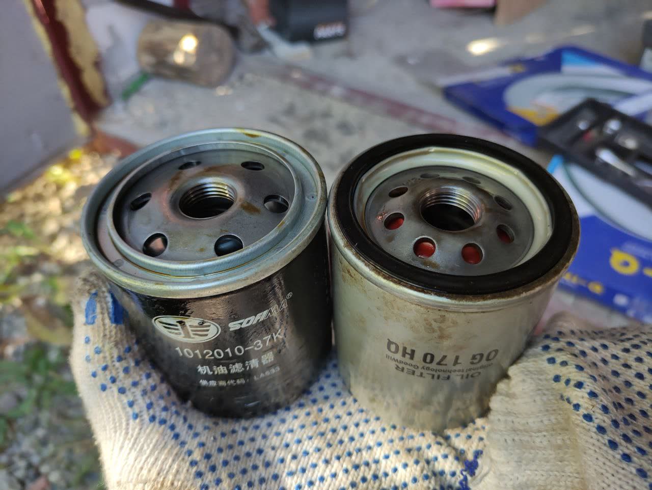 Photo shows Hengst H90W27 filter mounted in X80, illustrating reverse-flow design with filter threads facing upward
