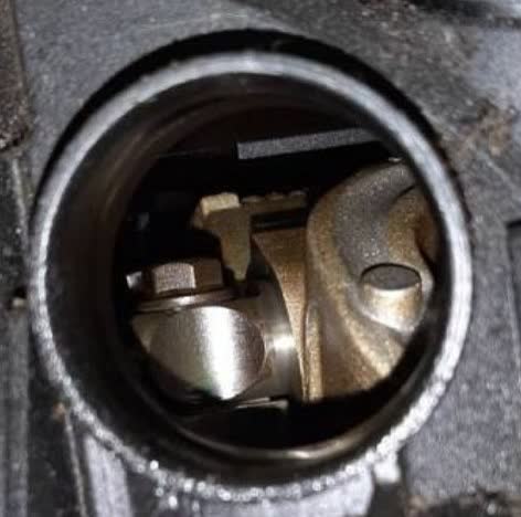 Photo of a Japanese ex-Renault contract engine at 157,000 km, showing internal cleanliness compared to German/UK-sourced engines