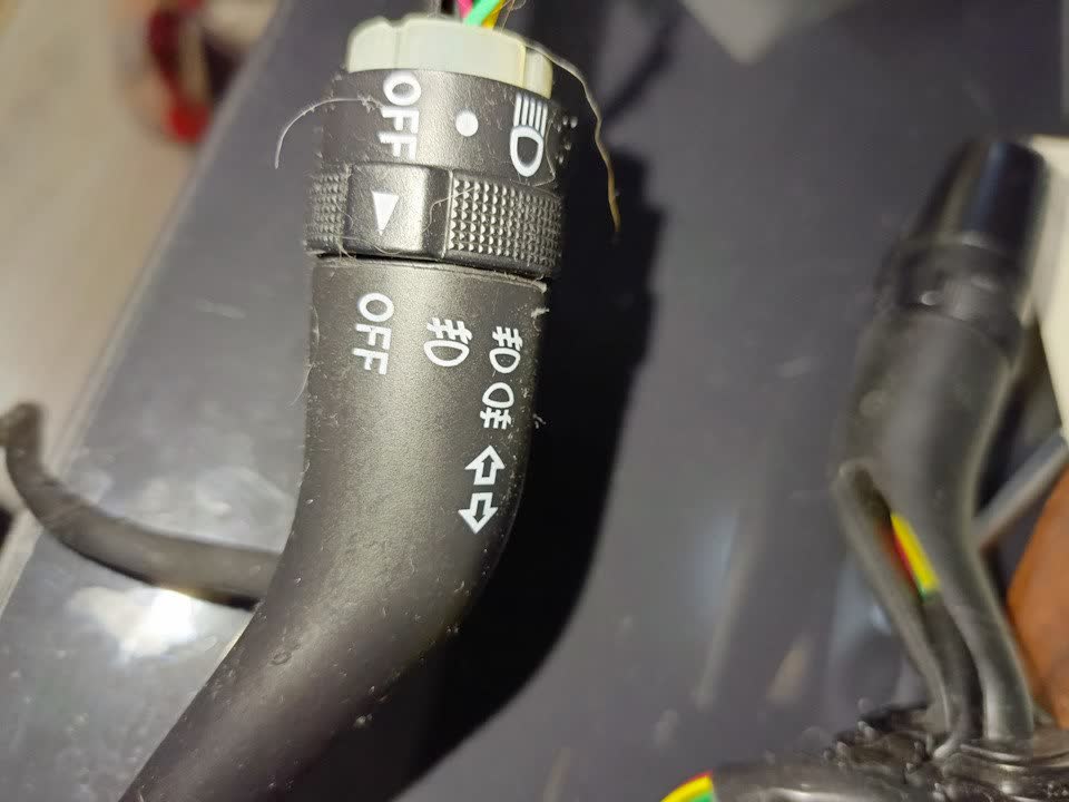 Steering-column switch connector on the Chinese-restyle X80, showing front+rear fog control wiring
