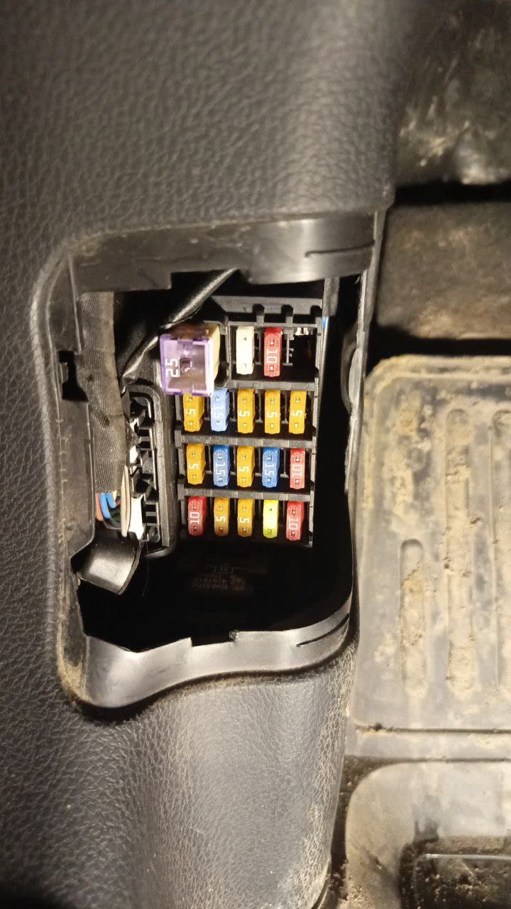 Actual facelift fuse box showing color-coded fuses (yellow, blue, red) in a modular arrangement