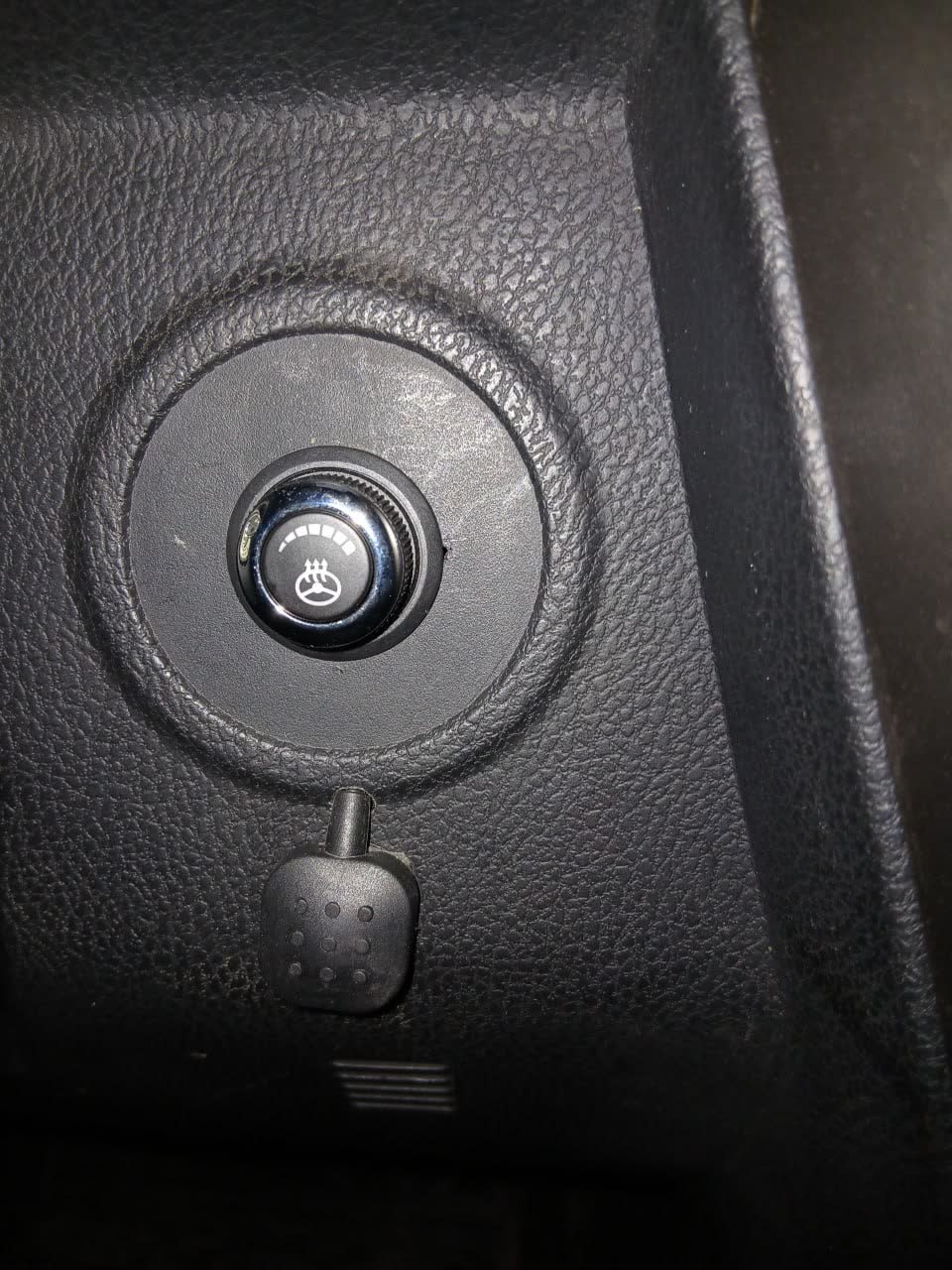 Empty connector pins highlighted for heater wiring