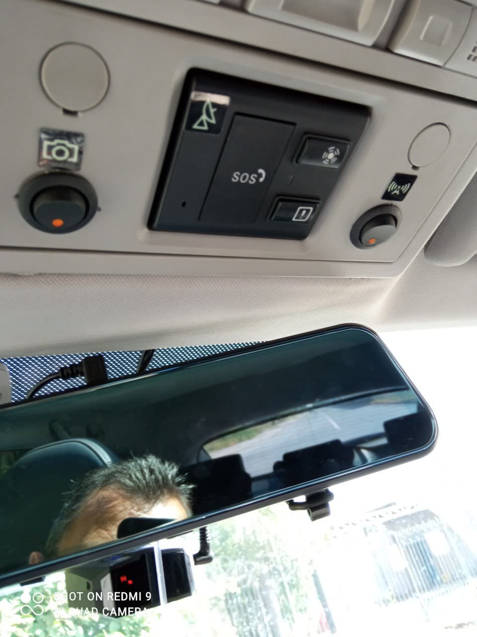 Integrated solution with two buttons mounted to the mirror for dashcam and radar-detector control