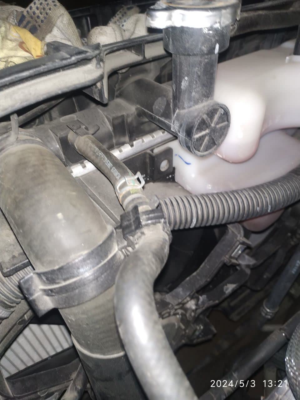 Photo of the siphon hose connection point, referenced when explaining its air-lock-prevention function