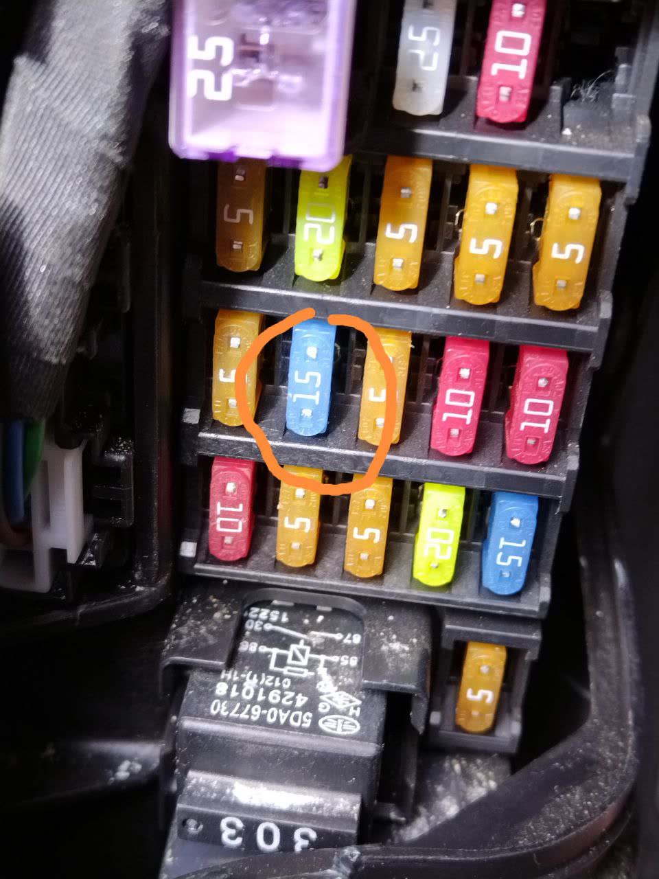 Cabin fuse panel with the 15A trunk-outlet fuse circled