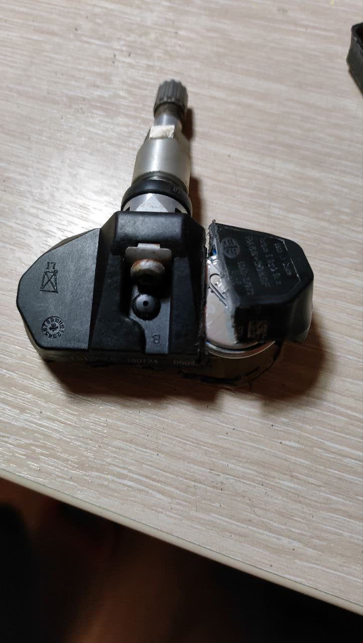 Step 4 of 6: internal components and battery location visible after the hacksaw cut
