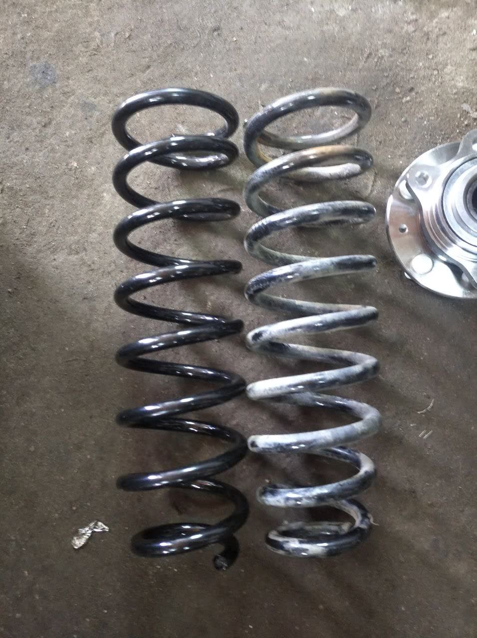 Additional angle of the broken spring vs. new LYNX SC1590 replacement comparison
