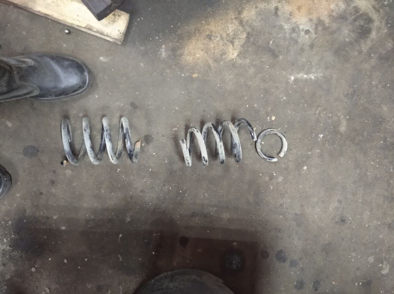 New LYNX SC1590 spring shown for installation reference alongside the broken original